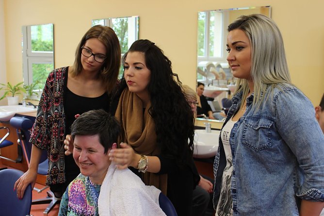 Bei den Friseur-Azubis in Nordhausen (Foto: Gisela Reinhardt) Bei den Friseur-Azubis in Nordhausen (Foto: Gisela Reinhardt)