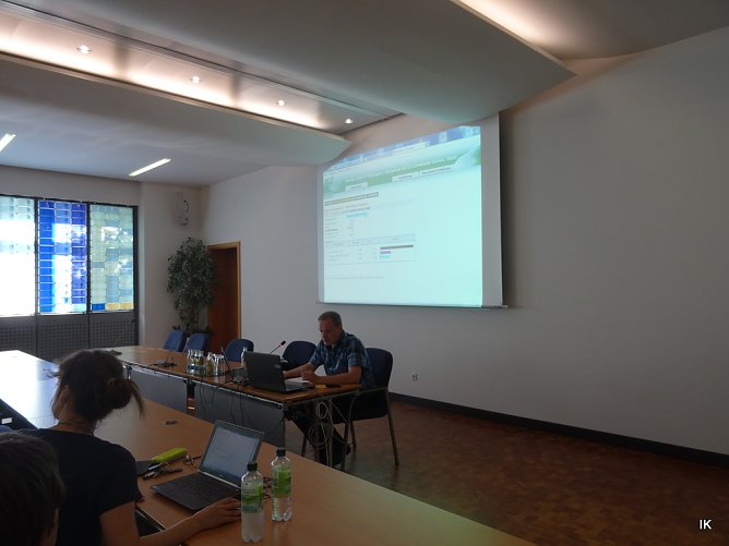 Alexander Fritzsche pr&auml;sentiert die Wahlergebnisse (Foto: Ilka K&uuml;hn)