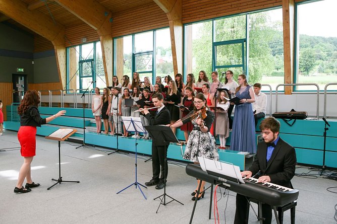 Zeugnisausgabe  (Foto: E. Thiele)