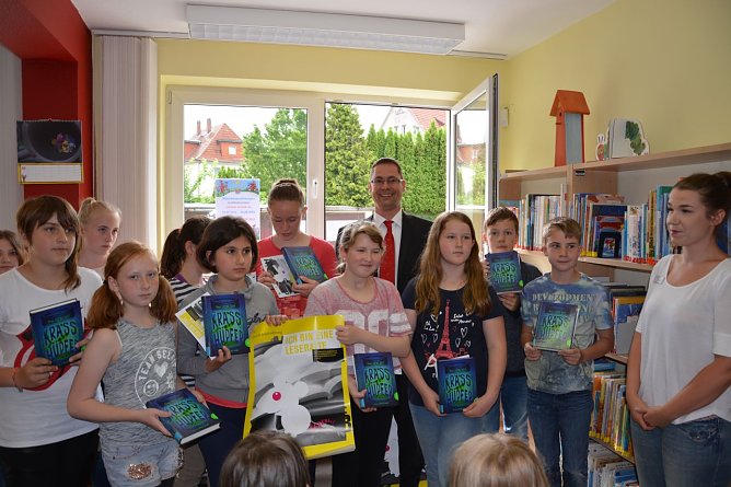 B&uuml;cher&uuml;bergabe in der Bibliothek (Foto: Bibliothek)