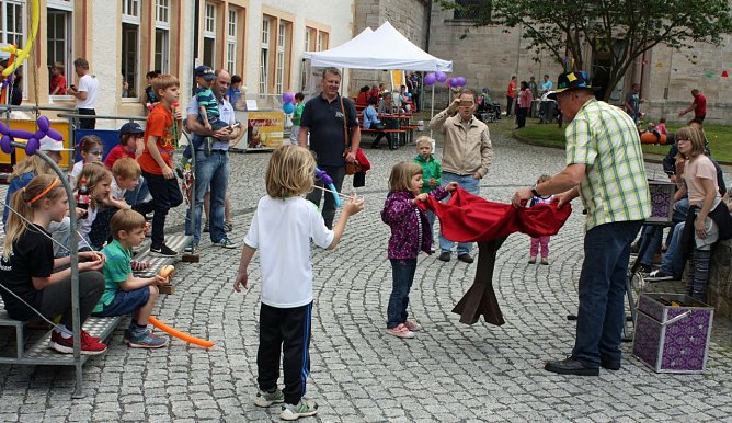 Der Zauberer begeisterte die Kinder mit dem fliegenden Tisch (Foto: J. Vogt)