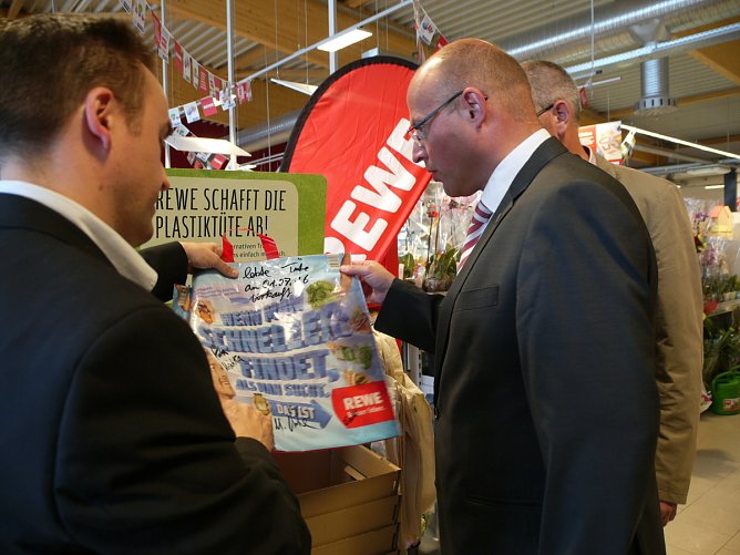 B&uuml;rgermeister mit letzter Plastikt&uuml;te (Foto: Ilka K&uuml;hn)