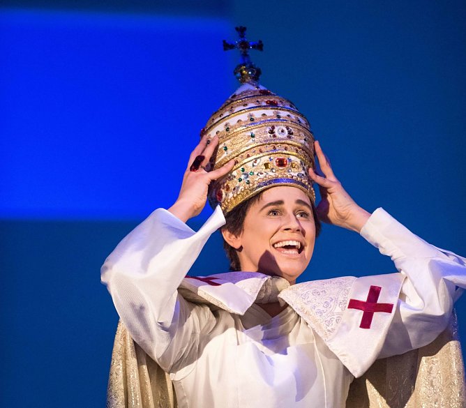 Die P&auml;pstin mit Femke Soetenga in der Titelrolle erlebte die h&ouml;chste Vorstellungszahl eines St&uuml;cks in den letzten Jahren (Foto: Roland Obst)