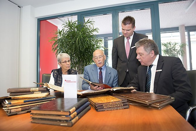 Zeitungs&uuml;bergabe (Foto: Fotografie-Grimm-Leinefelde)