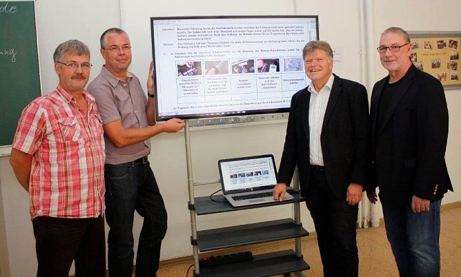 Monitore &uuml;bergeben (Foto: AHP/Fischer)