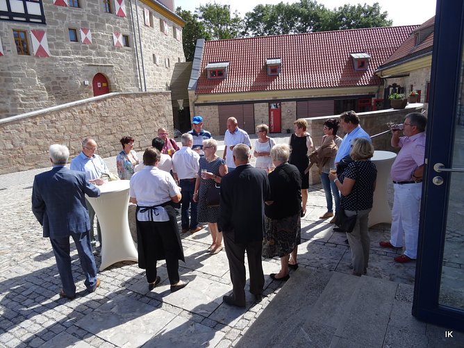 Begr&uuml;&szlig;ung auf der Burg (Foto: Ilka K&uuml;hn)