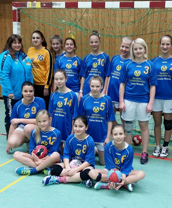 Silke Gr&auml;ser mit ihren Handballm&auml;dchen (Foto: Kiara Marschhausen)