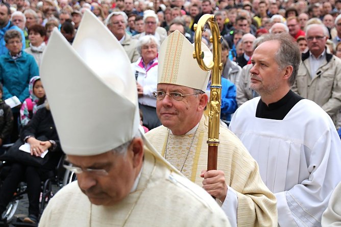 Einzug (Foto: Peter Weidemann) Einzug (Foto: Peter Weidemann)