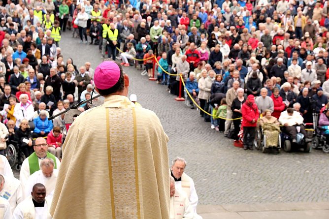 Bei der Predigt (Foto: Peter Weidemann) Bei der Predigt (Foto: Peter Weidemann)