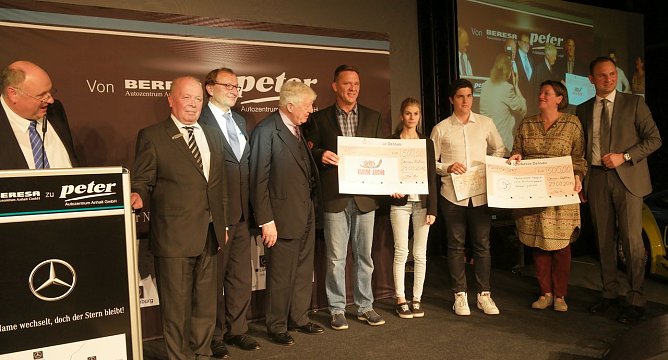 &Uuml;bergabe der Spendenschecks an zwei Vereine (Foto: nnz)