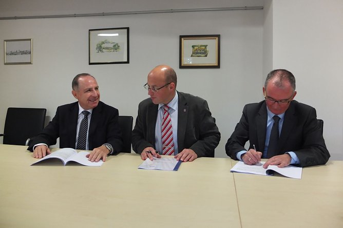 Vertragsunterzeichnung (Foto: Natalie Hünger) Vertragsunterzeichnung (Foto: Natalie Hünger)