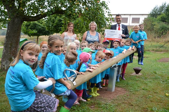 Neue Wippe für Rüstunger Kindergarten (Foto: Kreissparkasse Eichsfeld) Neue Wippe für Rüstunger Kindergarten (Foto: Kreissparkasse Eichsfeld)
