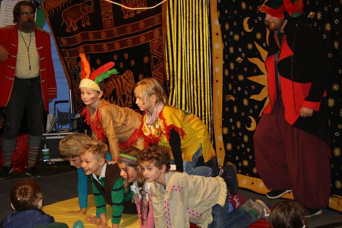 Kinderzirkus (Foto: Sabine Funke) Kinderzirkus (Foto: Sabine Funke)