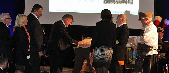 Ministerpr&auml;sident bekam Schl&auml;ge (Foto: Karl-Heinz Herrmann)