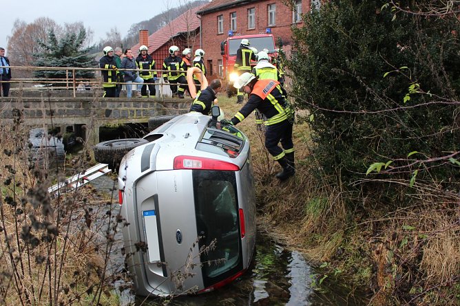 Auto in der Lutter (Foto: Feuerwehr Heiligenstadt)