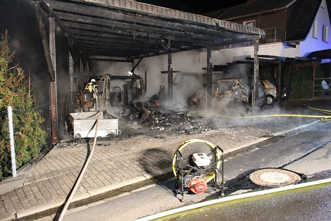 Carport in Flammen (Foto: Feuerwehr Heiligenstadt)