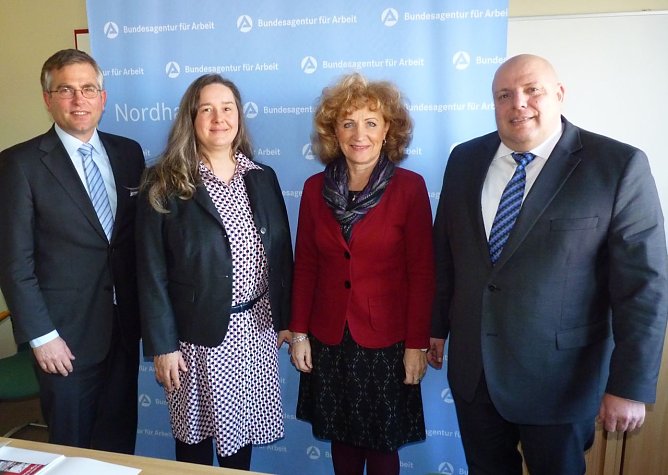 Ministerieller Besuch bei der Arbeitsagentur: Karsten Frob&ouml;se, die Ministerinnen Heike Werner und Birgit Keller sowie Heiko R&ouml;der (Foto: Agentur f&uuml;r Arbeit)