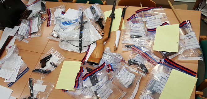 Fundsachen bei Durchsuchung (Foto: Polizei Göttingen) Fundsachen bei Durchsuchung (Foto: Polizei Göttingen)