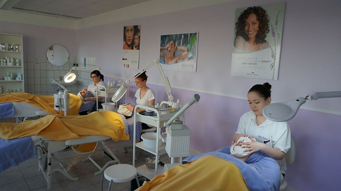 Kosemtikerausbildung (Foto: IBS) Kosemtikerausbildung (Foto: IBS)