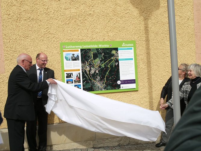 Enth&uuml;llung der Infotafel (Foto: Ilka K&uuml;hn)