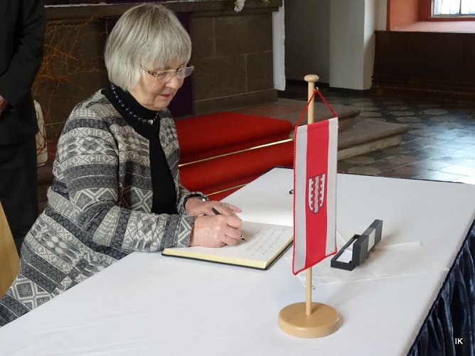 Eintrag ins Goldene Buch (Foto: Ilka K&uuml;hn)