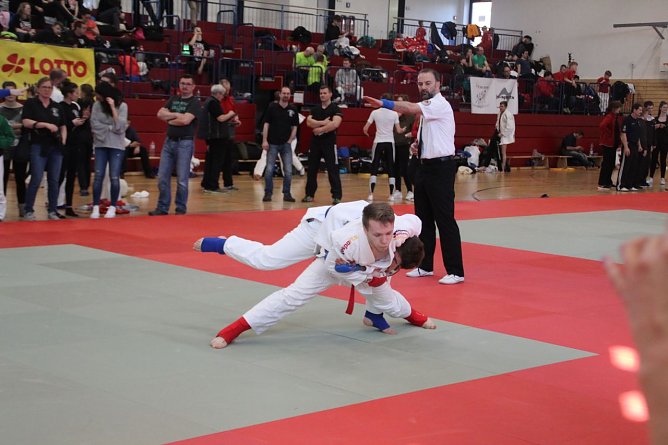  Oliver Schicke, rot, mit Wurf (Foto: JuJutsu Verein)