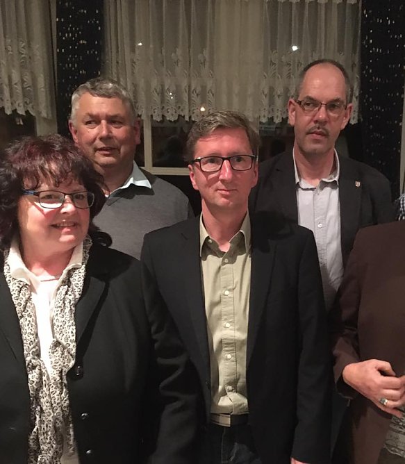 Neuer Vorstandsvorsitzender (Mitte) mit Renate T&uuml;ngerthal,Thomas Rehbein, und Hans-Joachim K&ouml;hler  (Foto: Gerhard Martin)