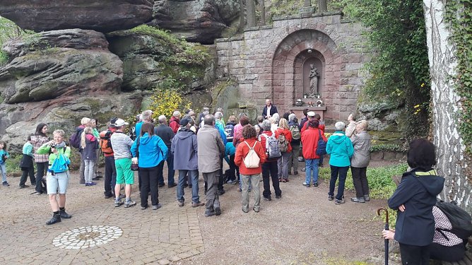 vor der Mariengrotte in Thalwenden. (Foto: Naturparkverwaltung)