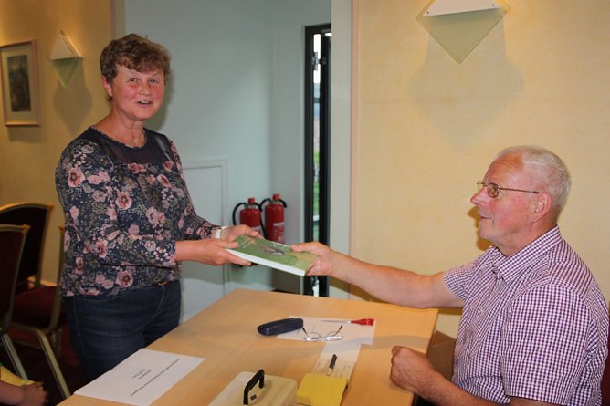 Buchverkauf (Foto: Elke Sagorski) Buchverkauf (Foto: Elke Sagorski)