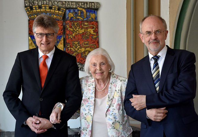 Stab&uuml;bergabe (Foto: Sielmann Stiftung)