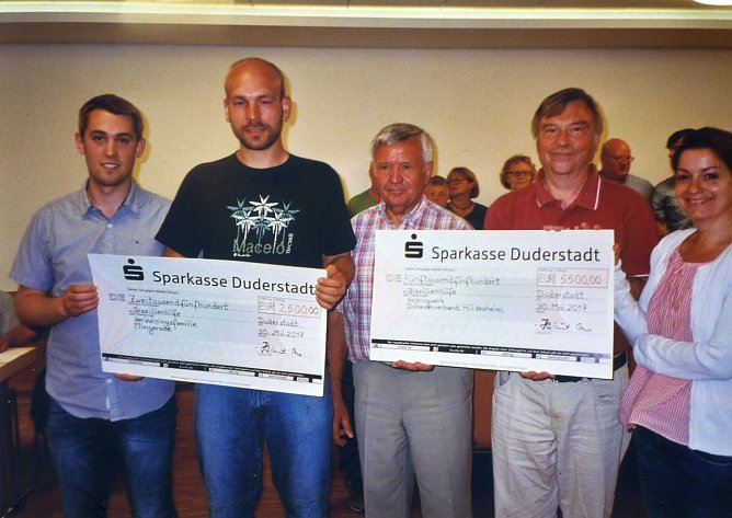 Scheck&uuml;berreichung (Foto: G. Germeshausen)