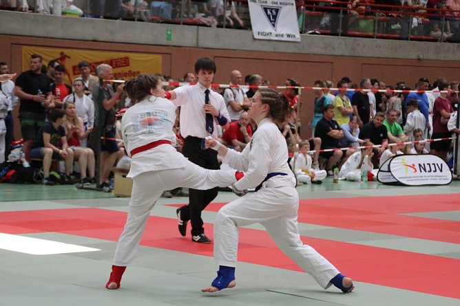 Madlen (rot) h&auml;lt ihre Gegnerin auf Distanz (Foto: JuJutsuverein Leinefelde)