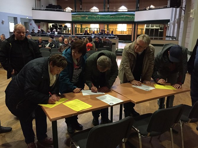 Unterschriftensammlung (Foto: Gerald R. Fischer) Unterschriftensammlung (Foto: Gerald R. Fischer)