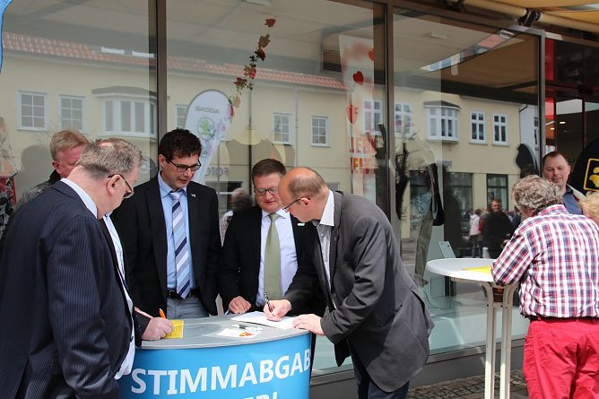 Unterschriftensammlung (Foto: Gerald R. Fischer) Unterschriftensammlung (Foto: Gerald R. Fischer)
