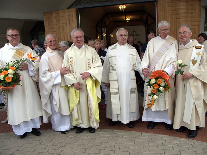 Die Jubilare mit den Diakonen (Foto: Ilka K&uuml;hn)