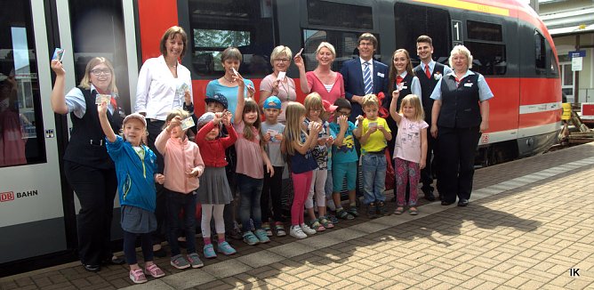 Zug begr&uuml;&szlig;t (Foto: Ilka K&uuml;hn)