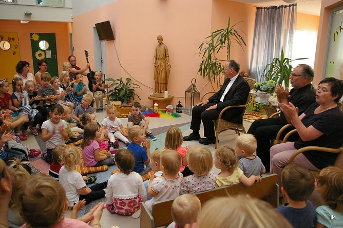 Bischof im Kindergarten Beuren (Foto: Ilka K&uuml;hn)