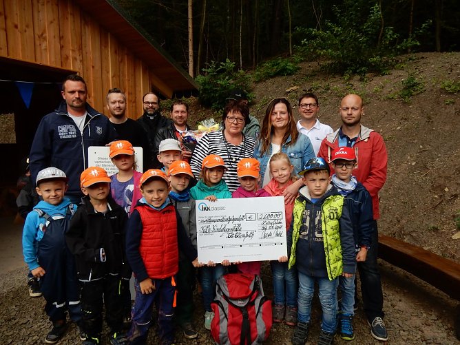 Scheckübergabe (Foto: IKK ) Scheckübergabe (Foto: IKK )