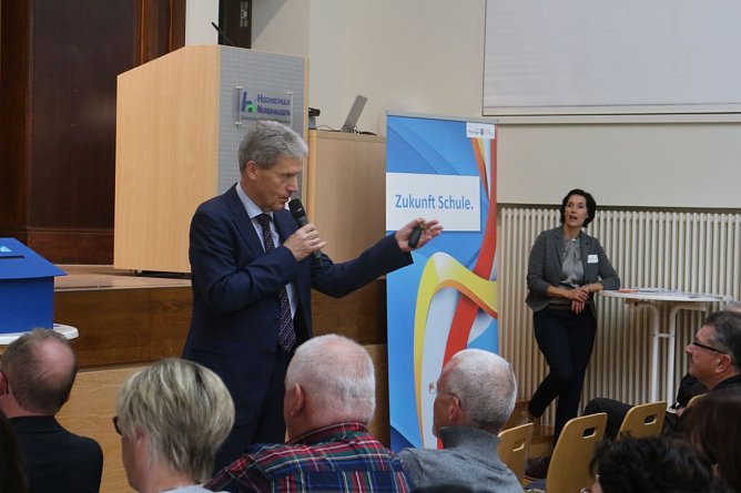 Seit einem Monat im Amt - Thüringens Bildungsminister Helmut Holter (Foto: Angelo Glashagel) Seit einem Monat im Amt - Thüringens Bildungsminister Helmut Holter (Foto: Angelo Glashagel)