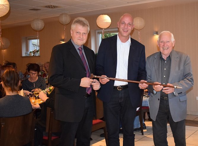 Wanderstock &uuml;bergeben (Foto: Erwin H&ouml;ller)