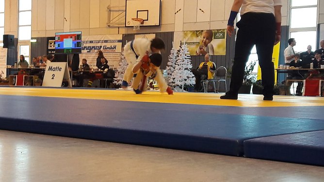 Abdul Baree (rot) f&uuml;hrt einen Wurf aus (Foto: Karin Eckert)