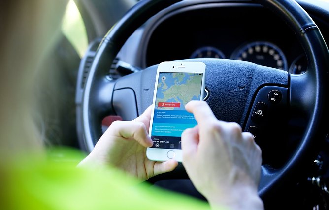 Smartphone am Steuer? (Foto: JimDrive)