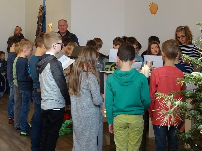 Um den Altar versammelt (Foto: Lilith Reinhold) Um den Altar versammelt (Foto: Lilith Reinhold)