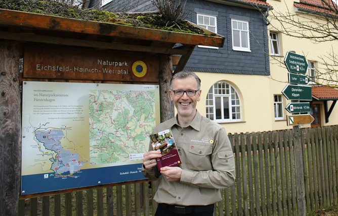 Uwe Müller mit dem neuen Programm (Foto: Naturparkverwaltung) Uwe Müller mit dem neuen Programm (Foto: Naturparkverwaltung)