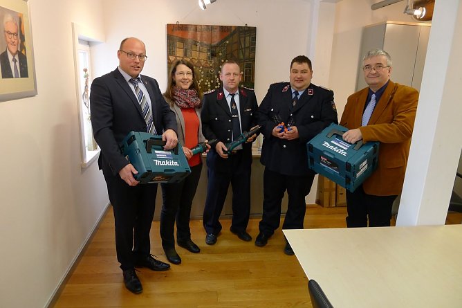 Übergabe Spezialgeräte für Feuerwehren (Foto: Stadtverwaltung) Übergabe Spezialgeräte für Feuerwehren (Foto: Stadtverwaltung)