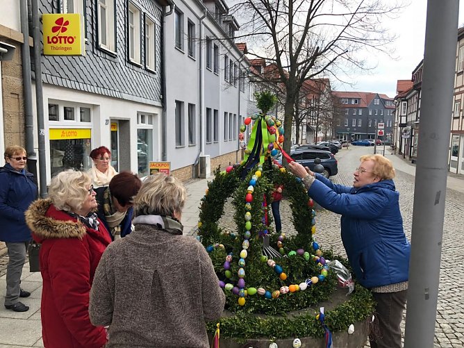Osterbrunnen schm&uuml;cken (Foto: Thomas Rehbein)