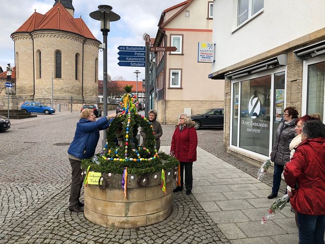 Osterbrunnen schm&uuml;cken (Foto: Rehbein)