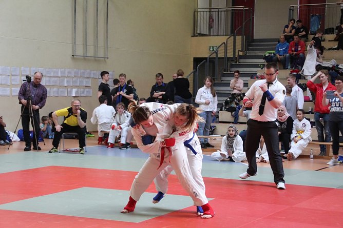 Madlen (l.,rot) setzt zu einem Wurf bei der K&auml;mpferin aus D&auml;nemark an (Foto: Ju-Jutsu Verein)