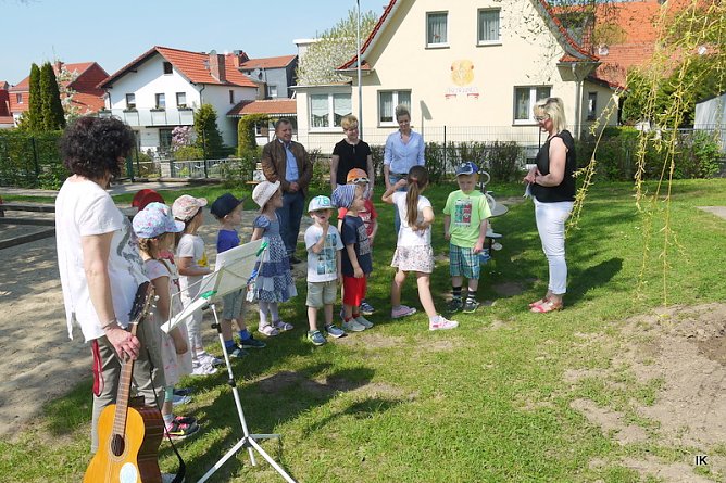 Kinder begr&uuml;&szlig;en die G&auml;ste (Foto: Ilka K&uuml;hn)