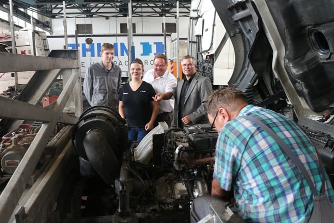 v.l.: die Auszubildenden Anne Siebert und Max Schwiefurt, Niederlassungsleiter Roland Weber und Agenturchef Karsten Frob&ouml;se (Foto: Angelo Glashagel)